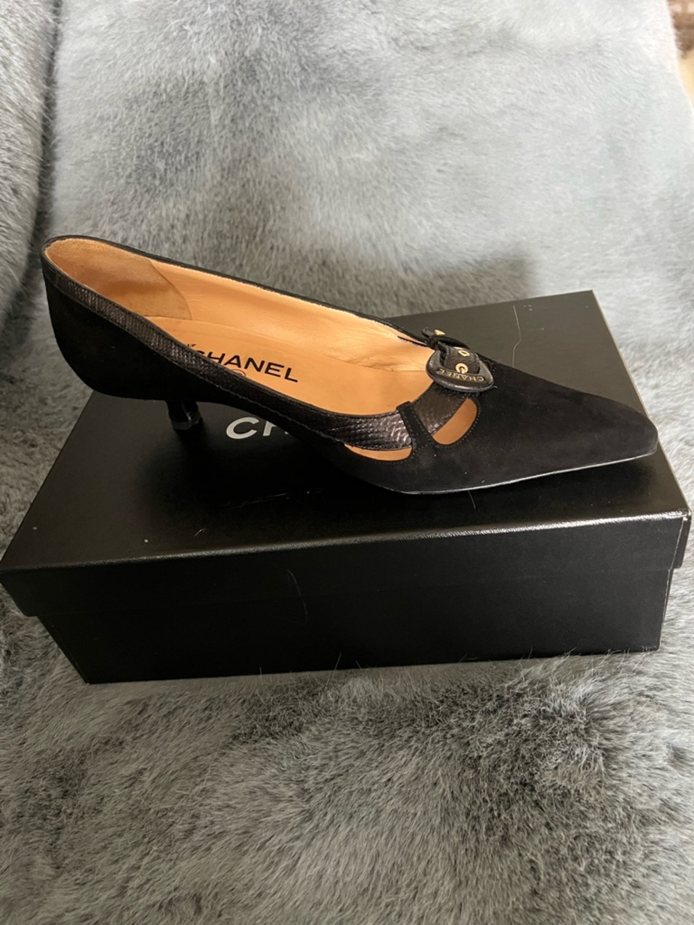 CHANEL Vintage Black Suede and Karung Buckle Pumps - Picture 4 of 6